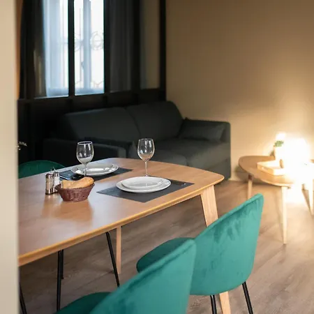 Aura Aparthotel *